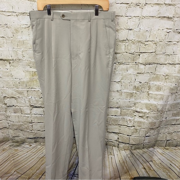 NWT Haggar Beige Khaki Pleated Cuffed Relaxed Fit Pants - Picture 1 of 5